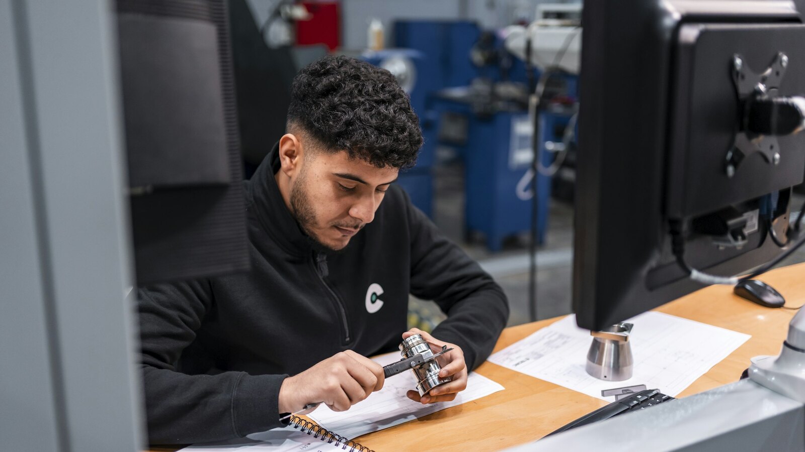 Técnico de soporte trabajando en un escritorio