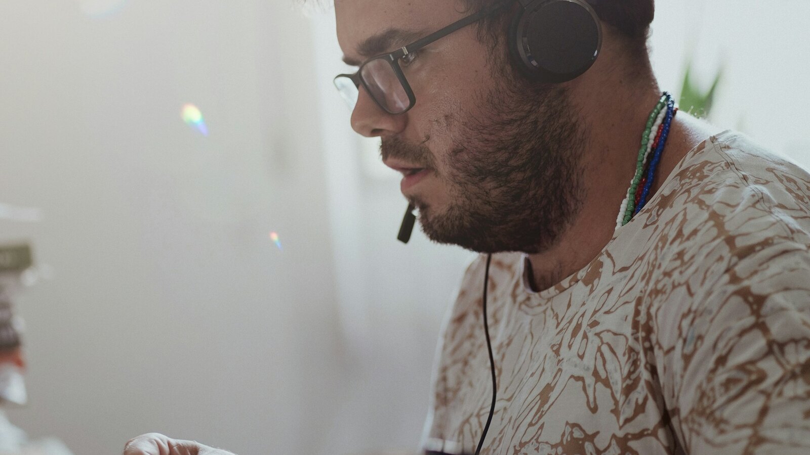 Persona en una videollamada con laptop y audífonos